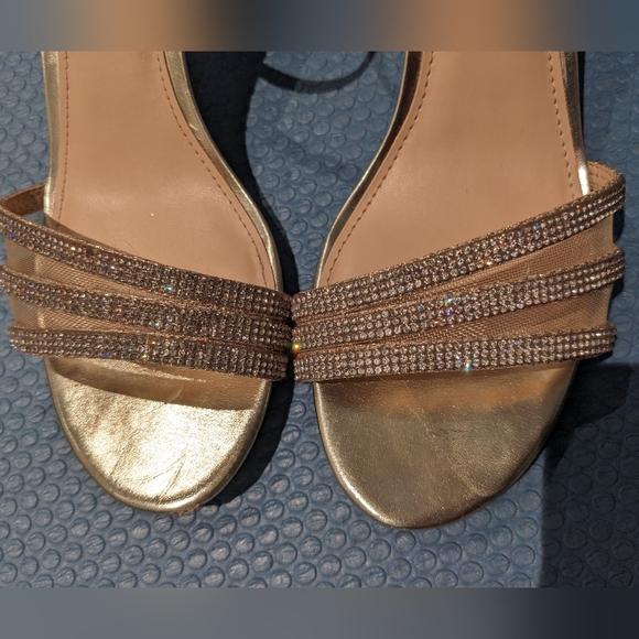 FREE With Any Lehenga Purchase!! Nagida Gold Textured Nina Block Heels Size 8.5M - Picture 4 of 8